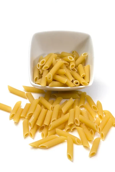 Italienische Pasta in einer Porzellanschüssel auf weißem Hintergrund — Stockfoto