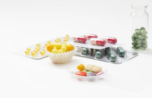 Comprimidos, cápsulas e vitaminas em blisters isolados — Fotografia de Stock