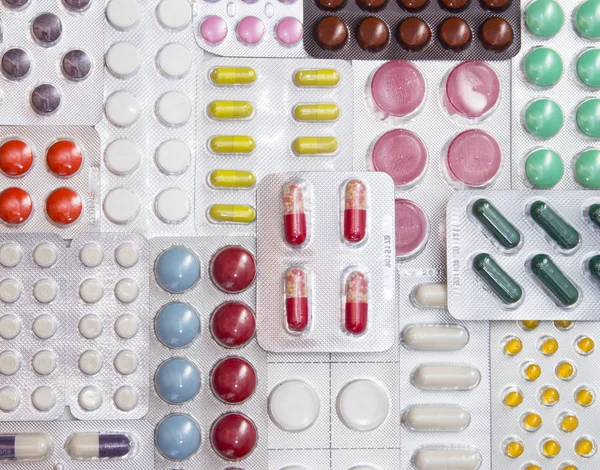 Tablet, kapsül ve kabarcıklar içinde vitaminler arka plan — Stok fotoğraf