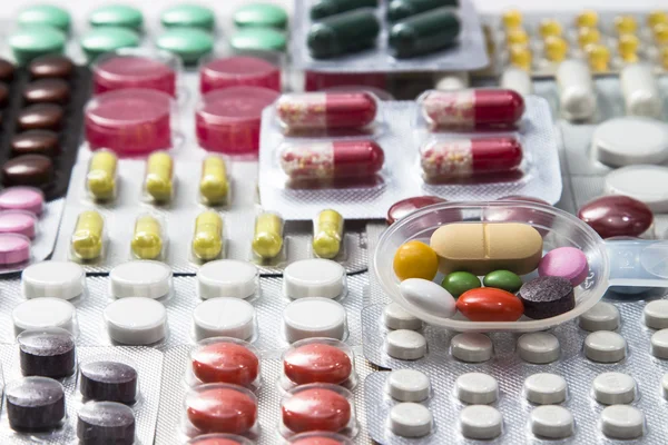Tablet, kapsül ve kabarcıklar içinde vitaminler arka plan — Stok fotoğraf