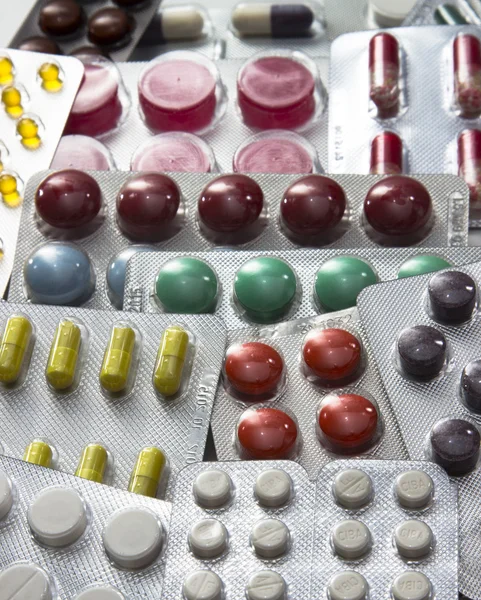 Fundo de comprimidos, cápsulas e vitaminas em blisters — Fotografia de Stock