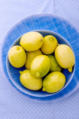 Mavi haykırmak üzerinde taze limon