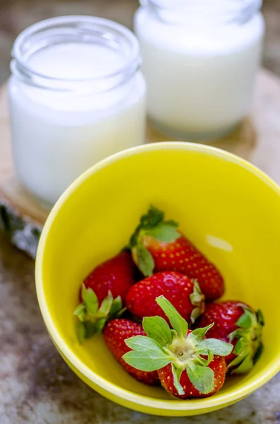Świeże truskawki i świeży jogurt w szklance — Zdjęcie stockowe