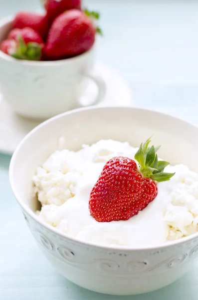 Queso de cabaña con fresas —  Fotos de Stock