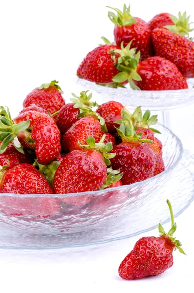 şeffaf cam kase çilek beyaz zemin üzerine