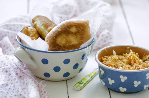 Fried pies with cabbage and stew cabbage — Stock Photo, Image