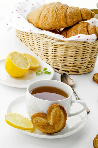 Taza de té con pretzels y croissants —  Fotos de Stock