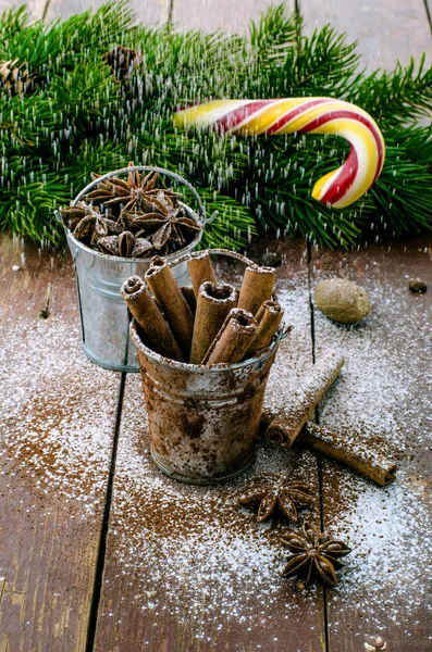 Skořice hole v kbelíku na dřevěné pozadí — Stock fotografie