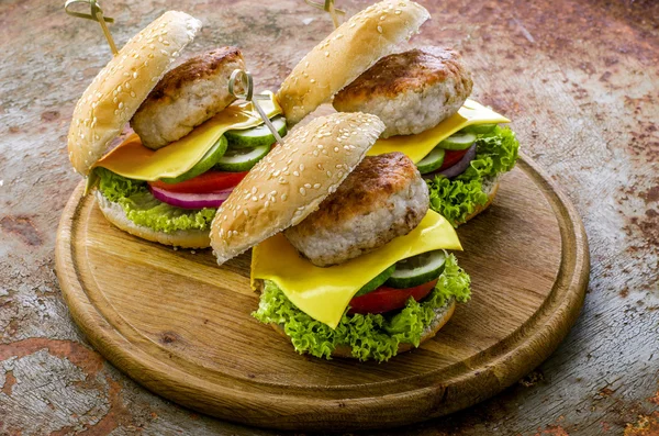 ev yapımı lezzetli hamburger ya da çizburger ahşap plaka üzerinde