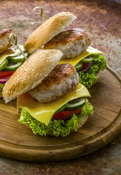 ev yapımı lezzetli hamburger ya da çizburger ahşap plaka üzerinde