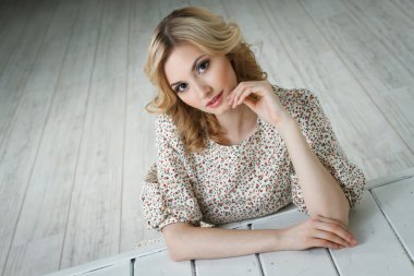 Beyaz elbiseli güzel sarışın kadın