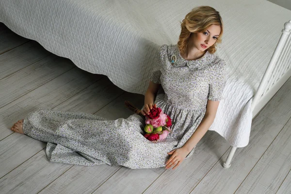 Beyaz elbiseli güzel sarışın kadın