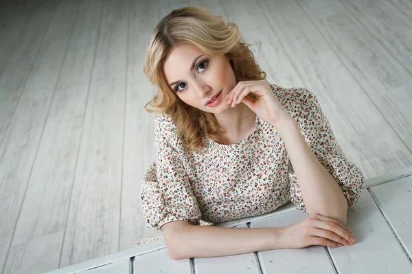 Beyaz elbiseli güzel sarışın kadın