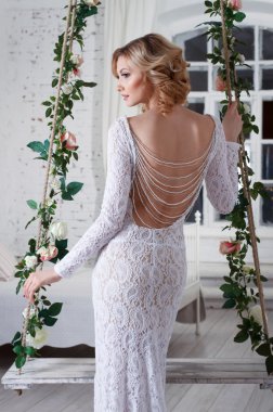 Beyaz elbiseli güzel sarışın kadın