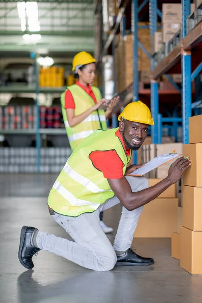 Uomo Afroamericano Siede Guarda Telecamera Sorride Anche Durante Lavoro Nell — Foto Stock