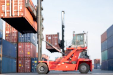 Vinç kamyonunun bulanık görüntüsü kargo tankını yükseltiyor ve işyerindeki diğer bölgeye gidiyor. Diğer ortam haberleri için arkaplan resmi kavramı.