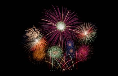 Yeni yıl, parti, tören, doğum günü veya diğer bir gösteri gibi çeşitli etkinliklerde farklı renk ve şablona sahip havai fişekler karanlık gökyüzü arka planında sergilenecek..