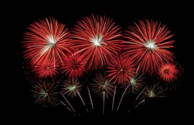 Yeni yıl, parti, tören, doğum günü ya da başka bir gösteri gibi çeşitli etkinliklerde kutlama için farklı renk ve desenlere sahip havai fişekler karanlık gökyüzü arka planında sergilenecek..