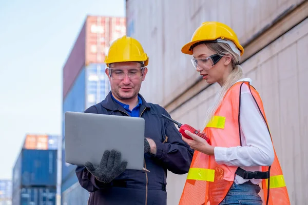 Zwei Vorarbeiter Und Ein Containerarbeiter Diskutieren Gemeinsam Arbeitsbereich Mit Einem — Stockfoto