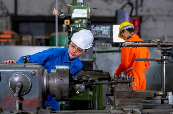 Asiatisk Fabriksarbetare Kvinna Tittar Till Del Maskinen Och Inspektera Funktionen — Stockfoto