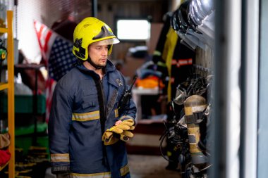 Beyaz itfaiyeci ya da itfaiyeci eldiveni tutar ve sağ tarafa bakar. Ayrıca yangını söndürmek için gerekli araç ve gereçlerle odada kalır..