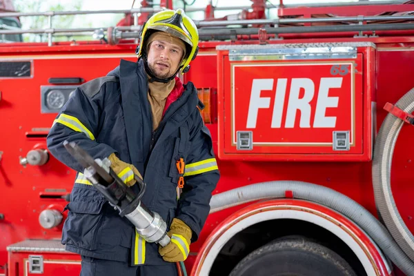 Bombero Aferrarse Para Herramientas Esparcidor Pie Frente Camión Bomberos Concepto —  Fotos de Stock