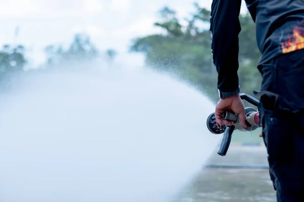 Primo Piano Punta Spruzzatore Spruzzare Acqua Nel Campo All Aperto — Foto Stock