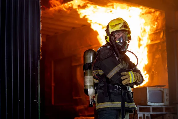 Vigile Del Fuoco Uomo Con Indumenti Protettivi Sicurezza Stand Con — Foto Stock