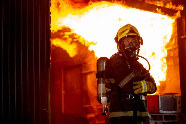 Incendio Parete Soffitto Cucina Dietro Vigile Del Fuoco Uomo Con — Foto Stock
