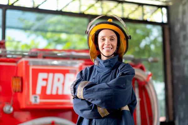 Bombero Con Ropa Protectora Pie Con Acción Confianza Sonrisa Frente —  Fotos de Stock