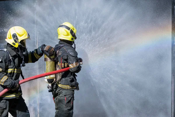 Due Pompieri Vigili Del Fuoco Alzano Aiutano Vicenda Spruzzare Acqua — Foto Stock