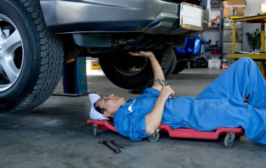 Teknisyen ya da garaj işçisi arabanın altına uzanıp iş yerindeki sorunu çözmek için arama alanına da dokunmuş..