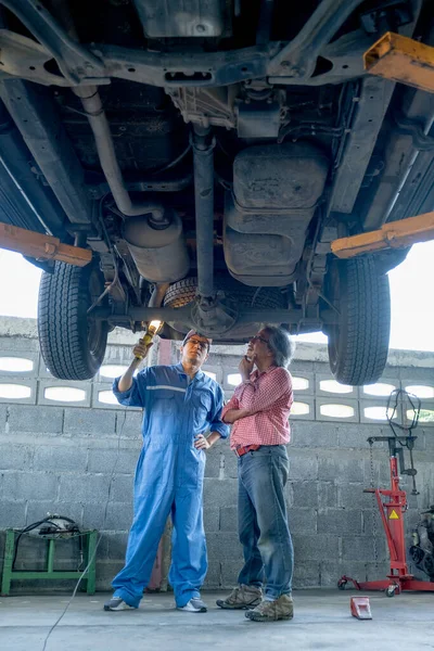 Asian Automotive Technician Senior Customer Discuss Together Part Front Car — Stock Photo, Image