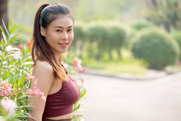 Portré Gyönyörű Ázsiai Nézz Kamerába Álljon Közel Virág Hátterű Parkban — Stock Fotó