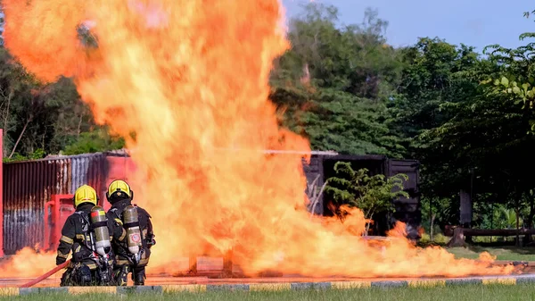 Due Pompieri Siedono Davanti Grande Incendio All Aperto Durante Pratica — Foto Stock