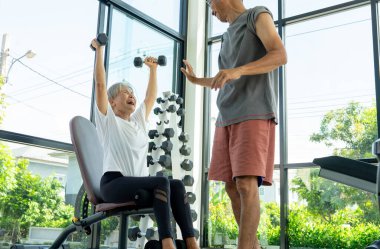 Asya 'nın son sınıf öğrencilerinin duruşu, koçluğu ya da yaşlı kadınlar için rehberlik etmesi, spor salonundaki halteri gün ışığında kaldırması..