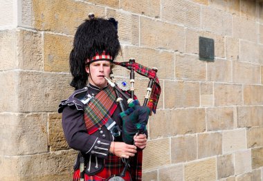 21 Ağustos 2017 'de Inverness, İskoçya' da gayda çalan adam..