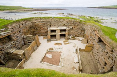 Skara Brae, İskoçya 'nın Orkney takımadalarında bulunan Neolitik yerleşim yeri inşa edilmiş bir taş. M.Ö. 3180 'den M.Ö. 2500' e. Avrupa 'nın en eksiksiz Neolitik köyü.