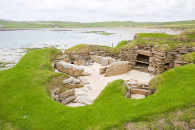 Skara Brae, İskoçya 'nın Orkney takımadalarında bulunan Neolitik yerleşim yeri inşa edilmiş bir taş. M.Ö. 3180 'den M.Ö. 2500' e. Avrupa 'nın en eksiksiz Neolitik köyü.