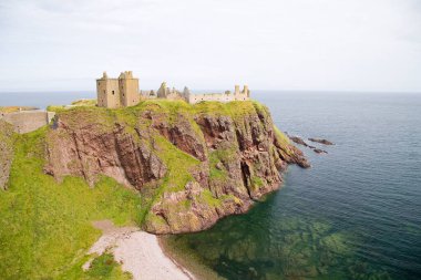 Dunnottar Şatosu, İskoçya 'nın kuzeydoğu kıyısındaki kayalık bir burnun üzerinde yıkık bir ortaçağ kalesi..