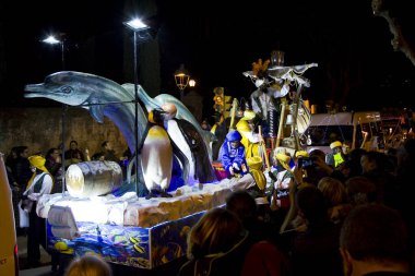 İncil 'deki büyücü ya da çocuklara oyuncak veren Üç Bilge Adam geçit töreni. Geleneksel bir İspanyol kutlaması. 5 Ocak 2020, Alella, Barselona, İspanya.