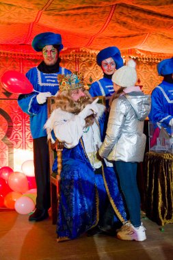 İncil 'deki büyücü ya da çocuklara oyuncak veren Üç Bilge Adam geçit töreni. Geleneksel bir İspanyol kutlaması. 5 Ocak 2020, Alella, Barselona, İspanya.