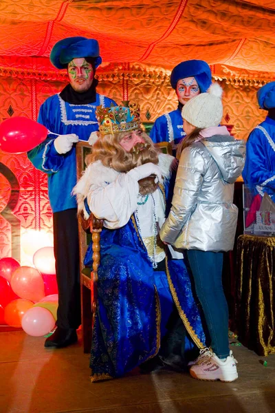 Magos Bíblicos Desfile Reyes Magos Que Dan Juguetes Los Niños —  Fotos de Stock