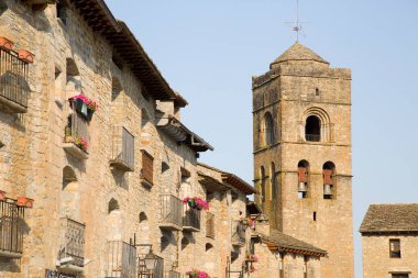 Ainsa 'nın manzarası, Pyrenees dağlarında bulunan güzel bir kasaba, Huesca, Aragon, İspanya.