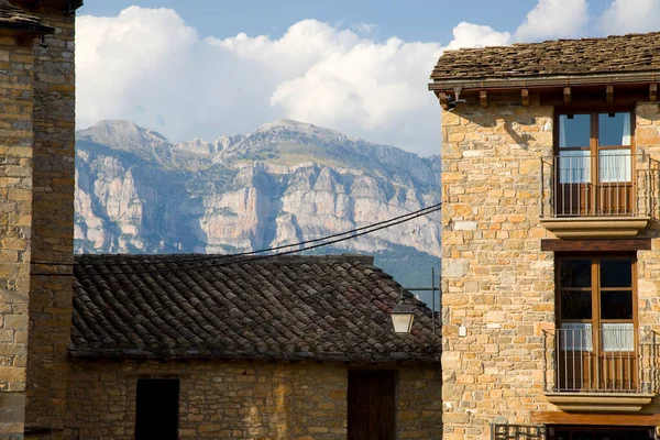 Pohled Ainsa Krásné Město Nachází Pyrenejských Horách Huesca Aragon Španělsko — Stock fotografie