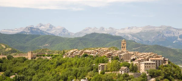 位于西班牙阿拉贡Huesca Pyrenees山区的一个美丽城镇Ainsa的景观 — 图库照片