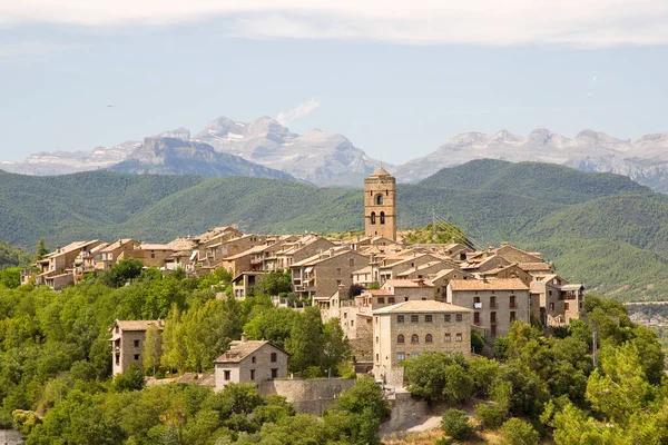 位于西班牙阿拉贡Huesca Pyrenees山区的一个美丽城镇Ainsa的景观 免版税图库照片