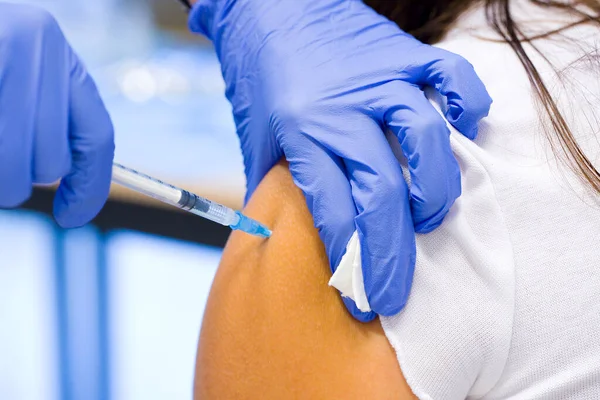 Meisje Dat Het Covid19 Vaccin Krijgt Pfizer Astrazeneca Moderna — Stockfoto