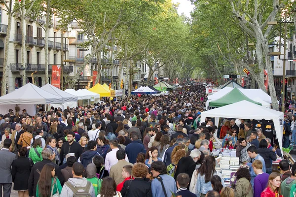 Sant Jordi dag i Barcelona — Stockfoto