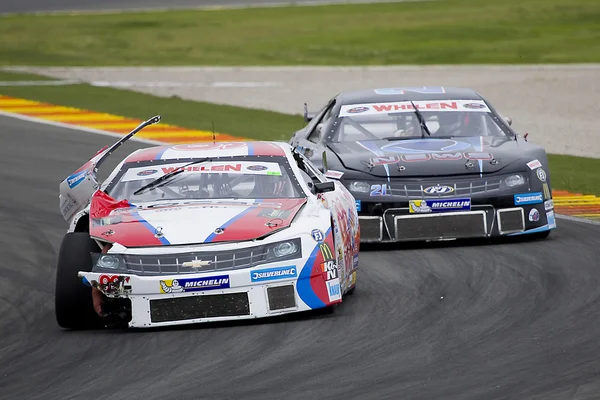 Alguns carros competem na Corrida de Nascar Whelen Euro Series — Fotografia de Stock